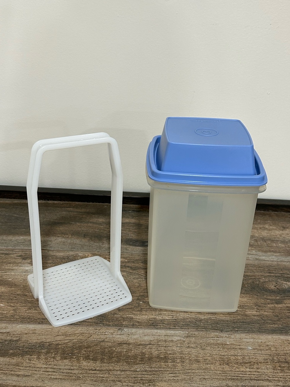 Vintage Tupperware Pickle Veggie Keeper 1560 Country Blue Lid Pick A Deli Large
